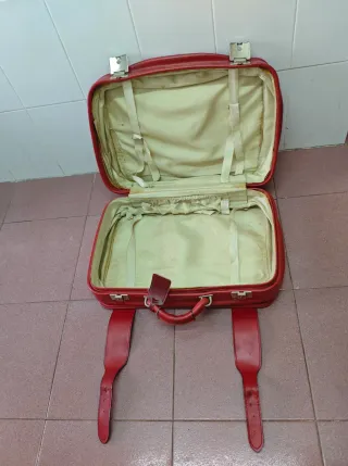 Maleta antigua cuero rojo con hebillas