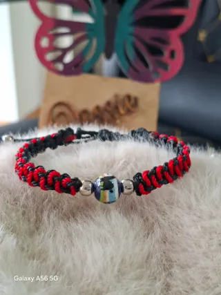 Pulseras hechas a mano (negro y rojo)