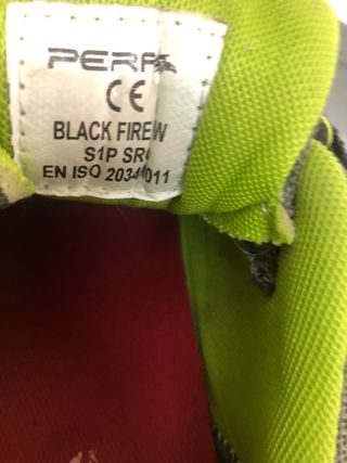 Zapatos de trabajo grises y verdes