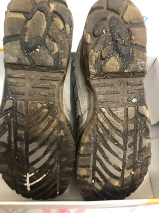 Zapatos de trabajo grises y verdes