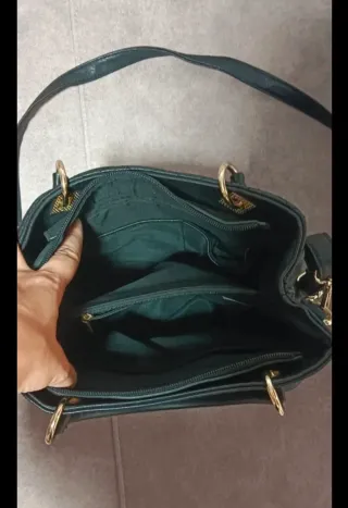 Bolso negro acolchado con asa