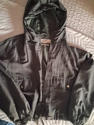 Chaqueta Pull&Bear verde militar capucha