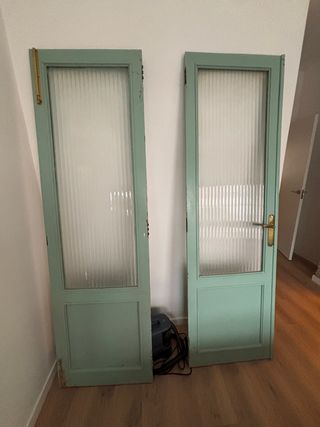 Preciosas puertas antiguas con cristal