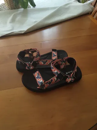 Sandalias negras con estampado floral