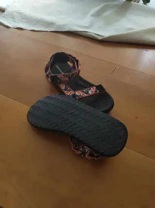 Sandalias negras con estampado floral