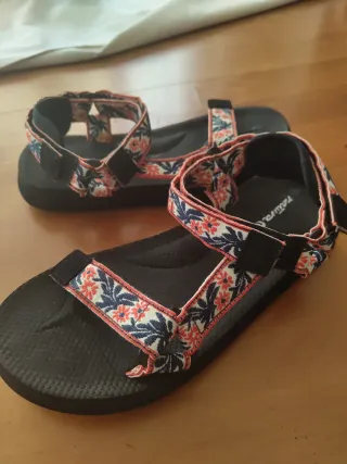 Sandalias negras con estampado floral