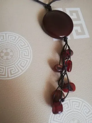 Collana lunga marrone con ciondolo