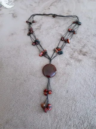 Collana lunga marrone con ciondolo