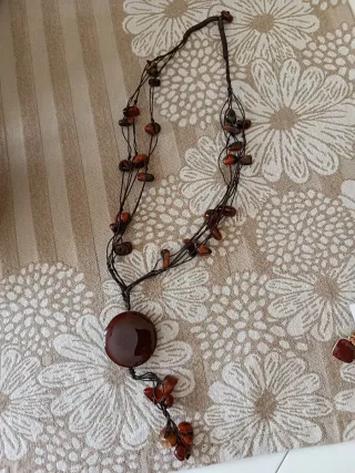 Collana lunga marrone con ciondolo