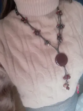 Collana lunga marrone con ciondolo