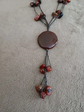 Collana lunga marrone con ciondolo