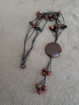 Collana lunga marrone con ciondolo