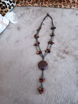 Collana lunga marrone con ciondolo