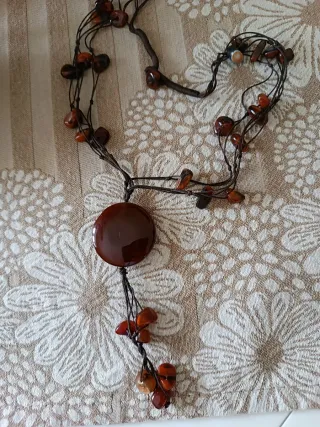 Collana lunga marrone con ciondolo