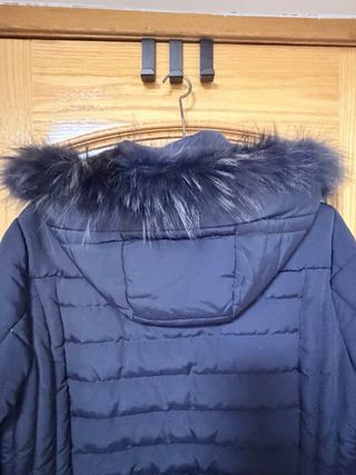 Abrigo azul con pelo de racoon