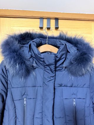 Abrigo azul con pelo de racoon