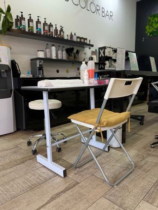 Se alquila mesa de manicura en peluquería.