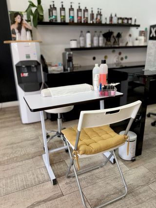 Se alquila mesa de manicura en peluquería.