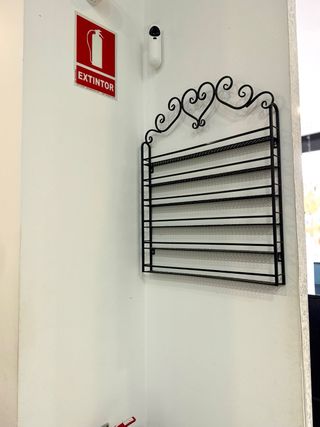 Se alquila mesa de manicura en peluquería.