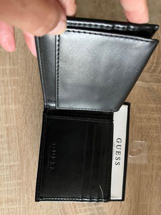 Billetera de piel Guess negra