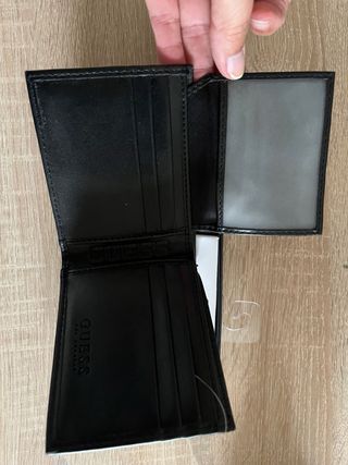 Billetera de piel Guess negra