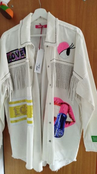 Chaqueta vaquera blanca con parches