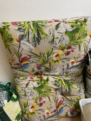 Cama para perro con estampado tropical