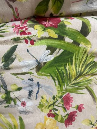 Cama para perro con estampado tropical