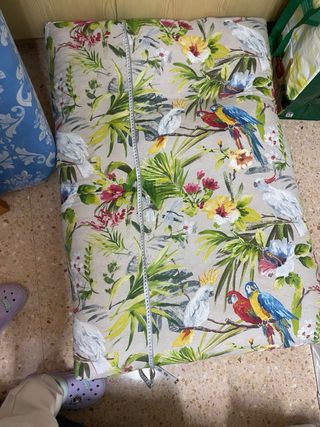 Cama para perro con estampado tropical