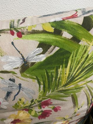 Cama para perro con estampado tropical