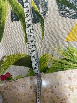 Cama para perro con estampado tropical