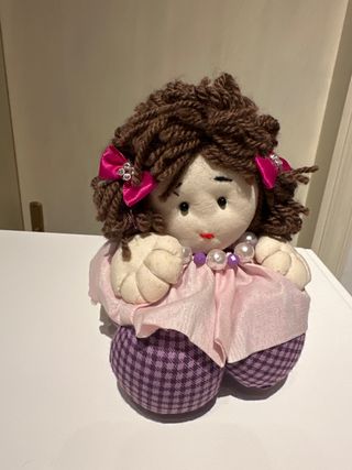 Bambola artigianale con perline e fiocchi