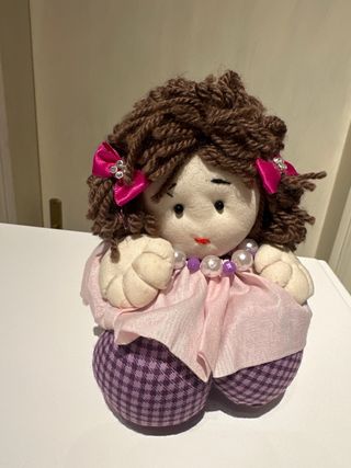 Bambola artigianale con perline e fiocchi
