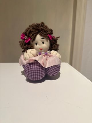 Bambola artigianale con perline e fiocchi