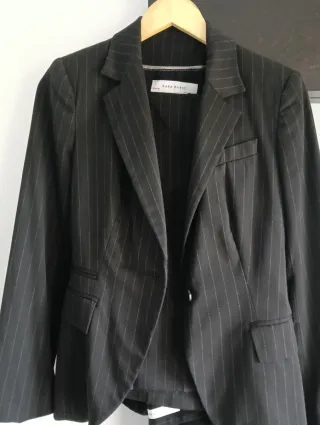 Abrigo marrón Zara y 2 trajes