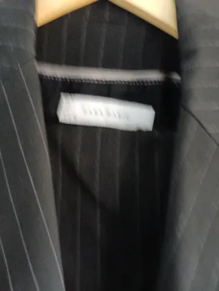 Abrigo marrón Zara y 2 trajes