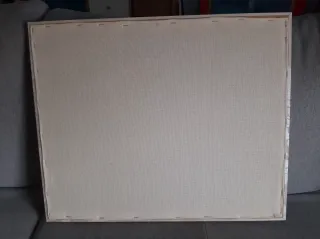 Expositor de pendientes beige y plateado