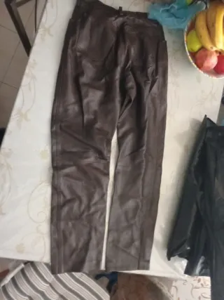 Pantalón de cuero marrón