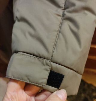 Parka con capucha beige y negra