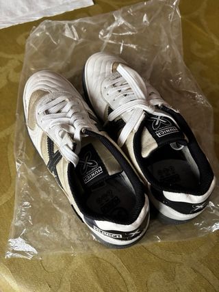 Zapatillas Munich Talla 39 Doradas y Blancas