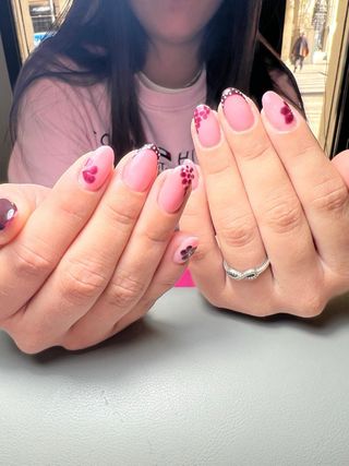 Todo tipo de uñas y piea Domicilio agenda tu cita