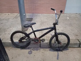 Bicicleta BMX negra