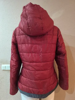 Chaqueta acolchada roja con capucha