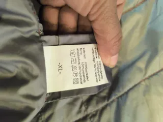 Chaqueta acolchada roja con capucha