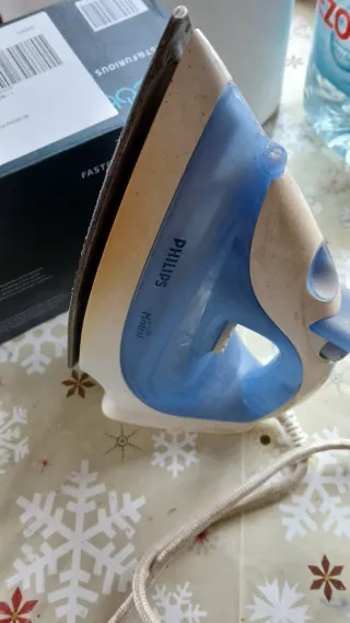 Plancha de vapor blanca y azul philips