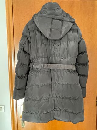 Piumino grigio scuro con cappuccio e cintura