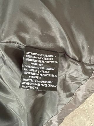 Piumino grigio scuro con cappuccio e cintura