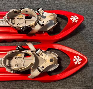 Raquetas de nieve rojas con copos de nieve