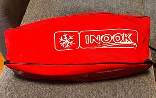 Raquetas de nieve rojas con copos de nieve