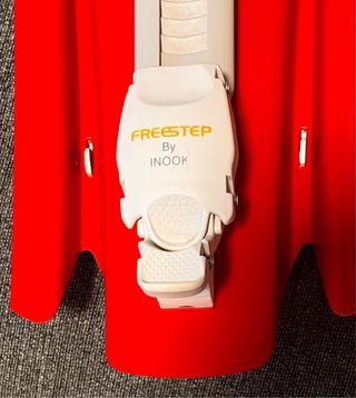 Raquetas de nieve rojas con copos de nieve